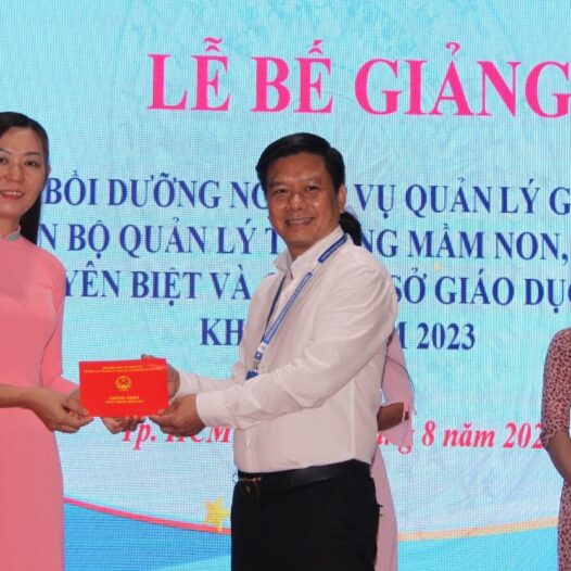 BẾ GIẢNG LỚP BỒI DƯỠNG NGHIỆP VỤ QUẢN LÝ GIÁO DỤC CHO CÁN BỘ QUẢN LÝ TRƯỜNG MẦM NON, PHỔ THÔNG,  CHUYÊN BIỆT VÀ CÁC CƠ SỞ GIÁO DỤC KHÁC  KHÓA 1 NĂM 2023