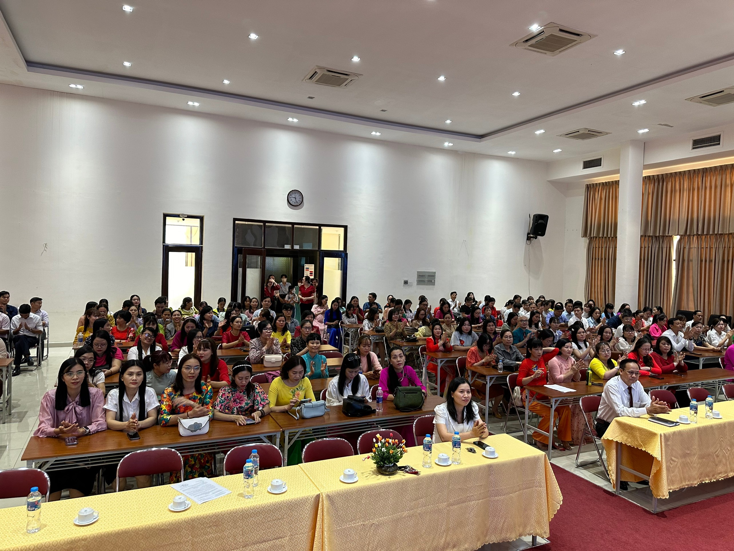 Lễ bế giảng các lớp bồi dưỡng nghiệp vụ quản lý giáo dục cho cán bộ quản lý tại Thành phố Hồ Chí Minh